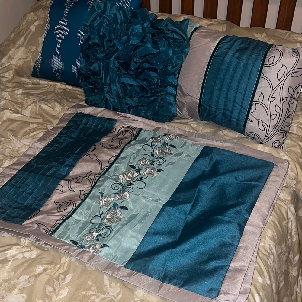 Set of 3 Throw Pillows & 2 Shams Covers NEW